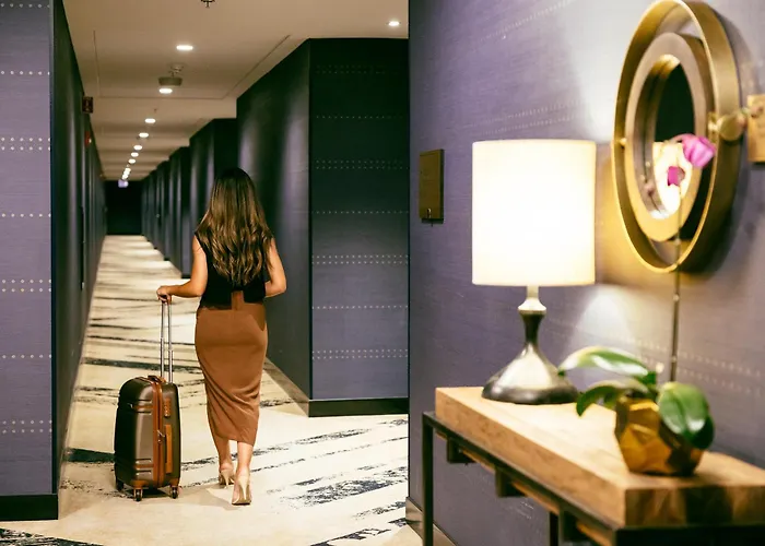 Sable At Navy Pier Chicago, Curio Collection By Hilton Hotel Chicago