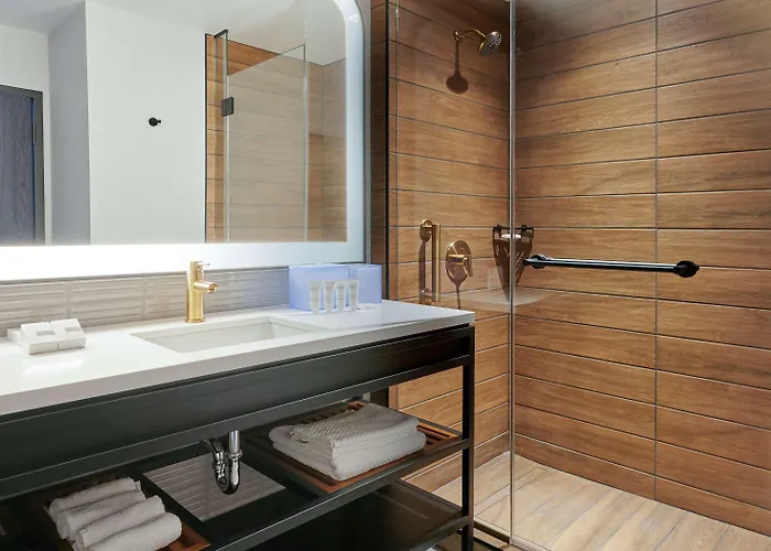 Sable At Navy Pier Chicago, Curio Collection By Hilton Hotel Chicago