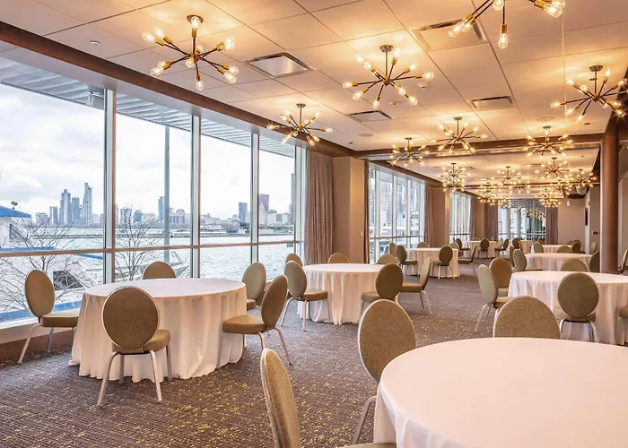 Sable At Navy Pier Chicago, Curio Collection By Hilton 4* Chicago